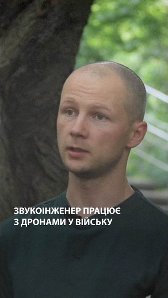 Звукоінженер паяє дрони для свого підрозділу