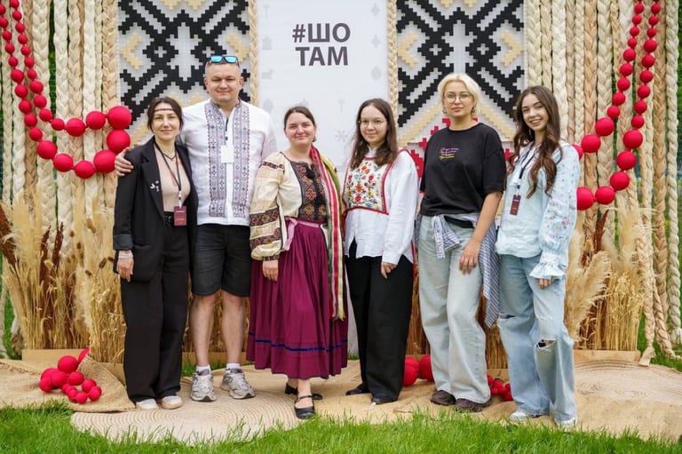 Команда #ШОТАМ у вишиванках на фотозоні фестивалю