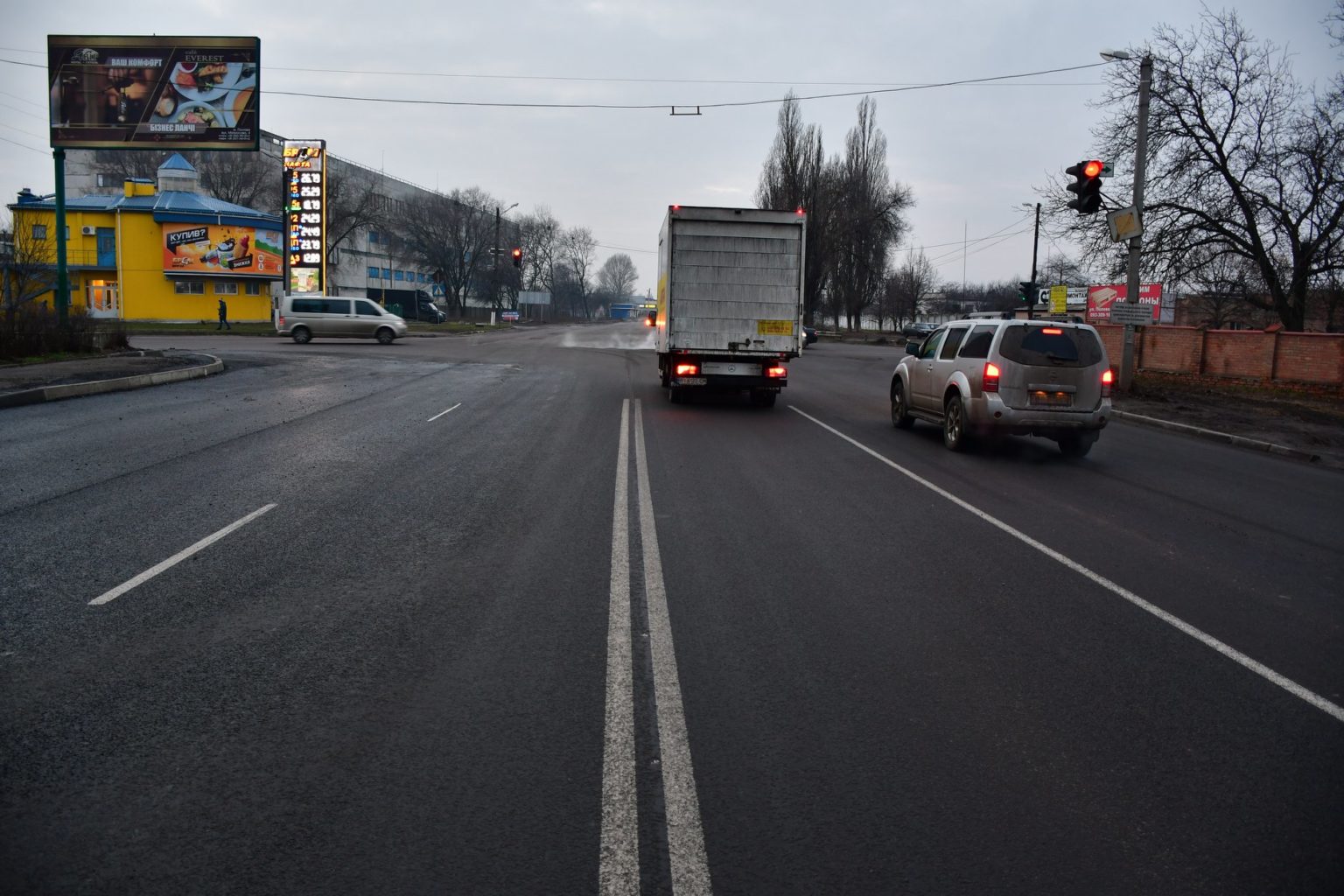 На дорозі Київ-Харків у межах Полтави відкрили зустрічну смугу руху, ШоТам