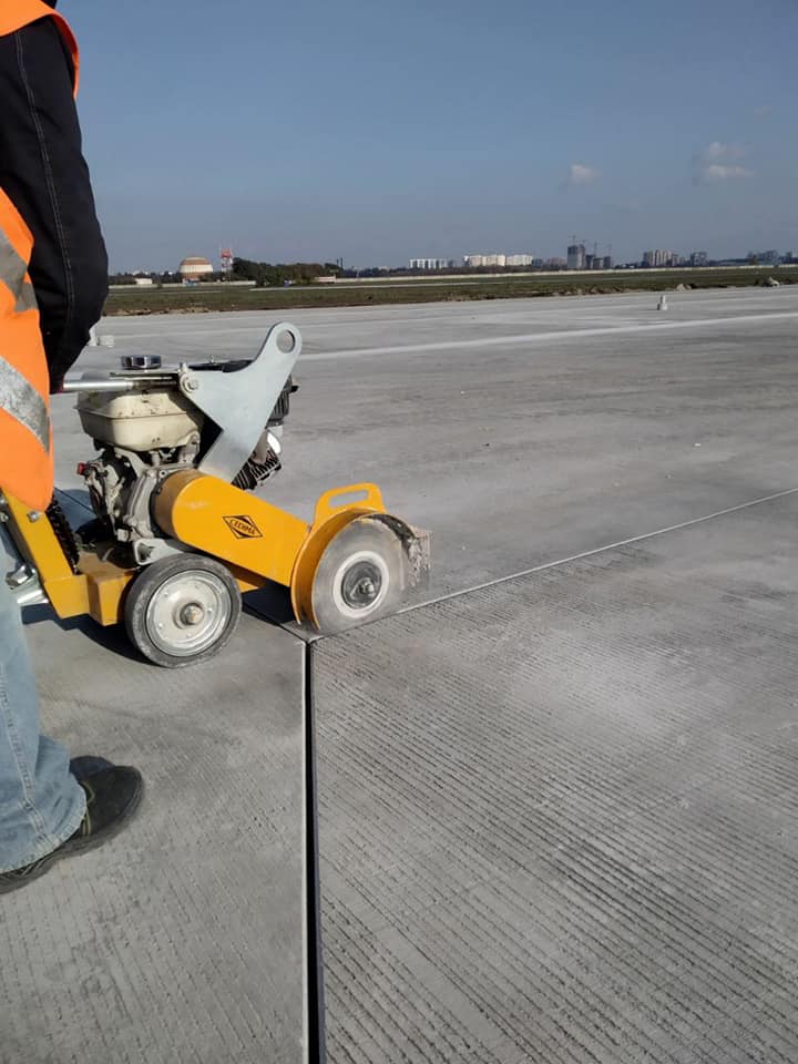 В аеропорту Одеси продовжили ремонт злітно-посадкової смуги (ФОТО), ШоТам