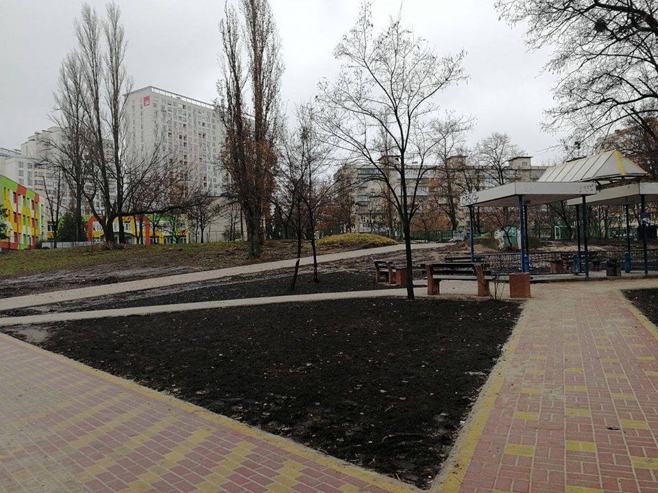 У Києві реконструювали сквер на лівому березі, ШоТам