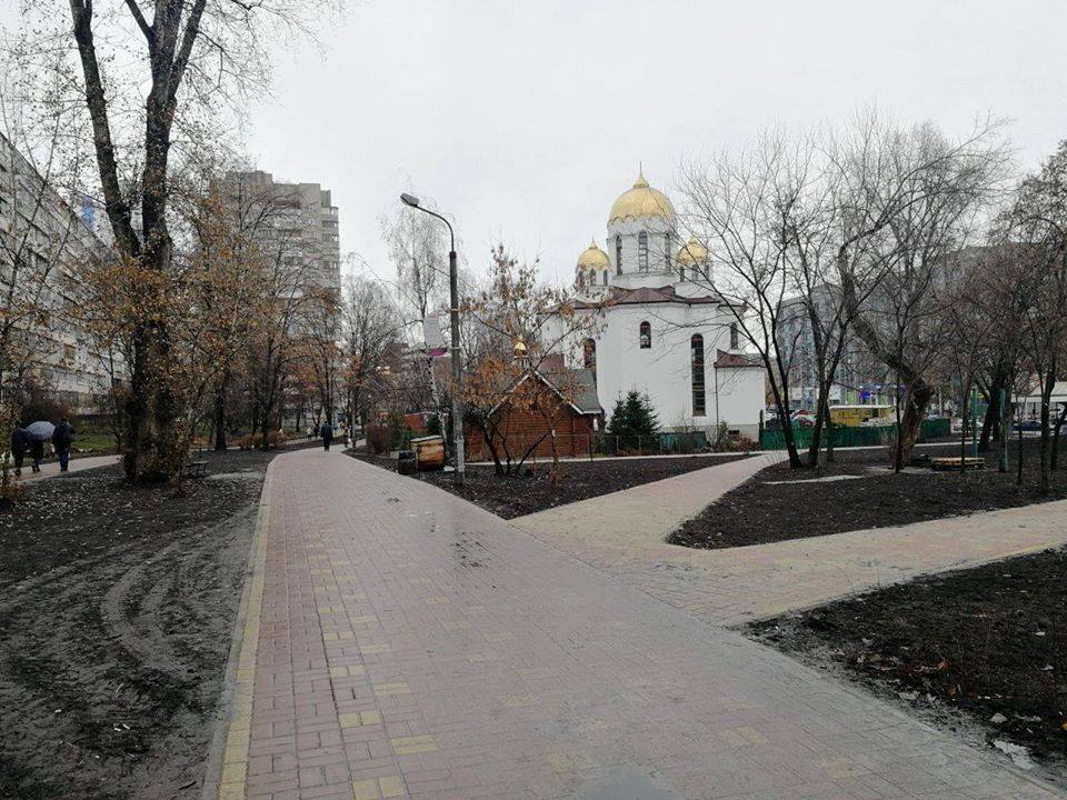 У Києві реконструювали сквер на лівому березі, ШоТам