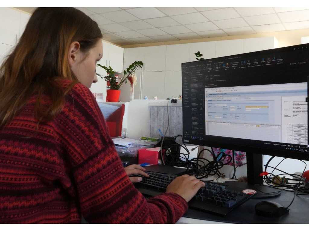 Христина Бехер працює за комп`ютером