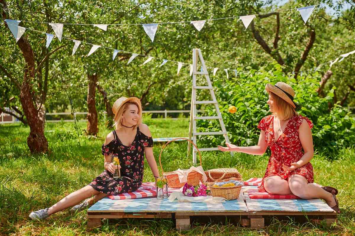 Где можно устроить пикник. Пикник в яблоневом саду. Устроить пикник. Пикник на ВДНХ. Развлечения на пикнике.