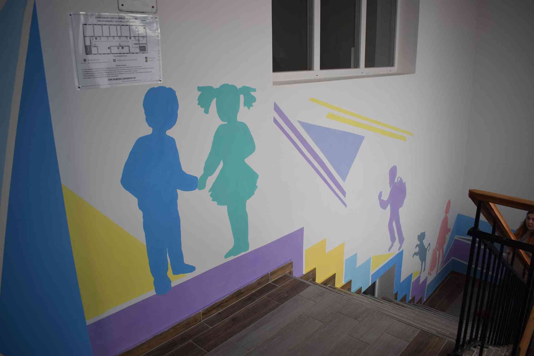 У Чернівецькій області відремонтували школу і розписали стіни в коридорах (ФОТО)