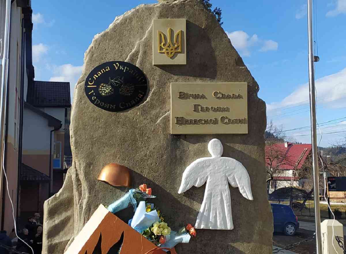 На Івано-Франківщині відкрили пам’ятник Героям Небесної Сотні (ФОТО)
