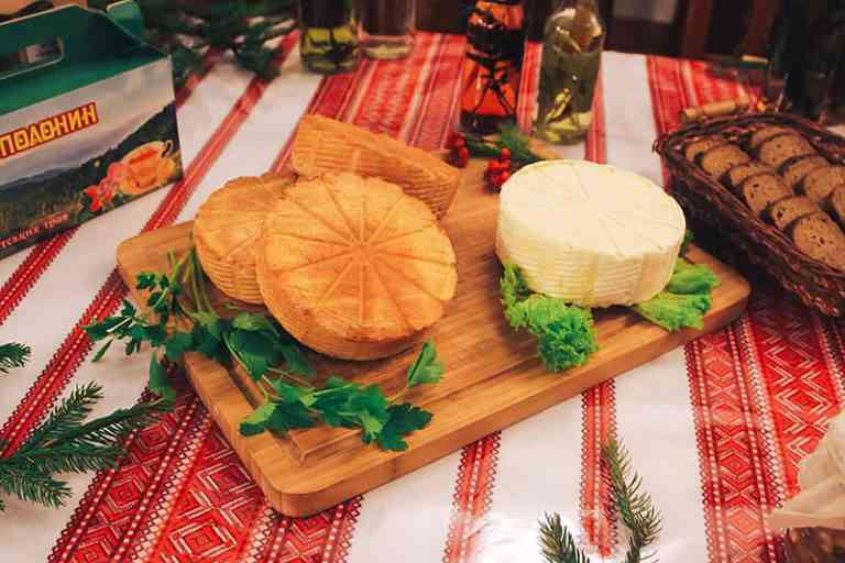 Сир, виготовлений учасницями спілки Карпатський смак