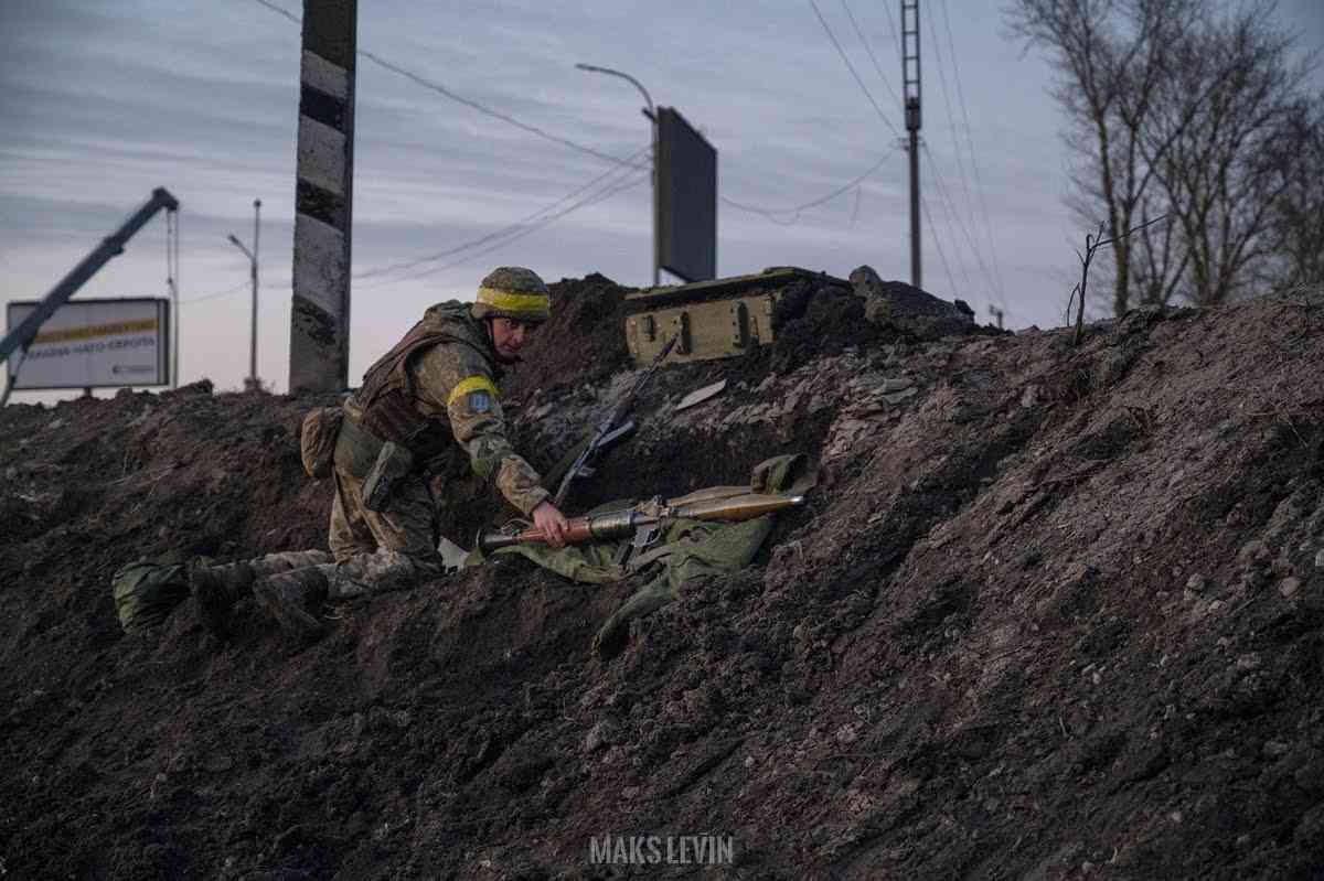Український військовий під час боїв за Київщину