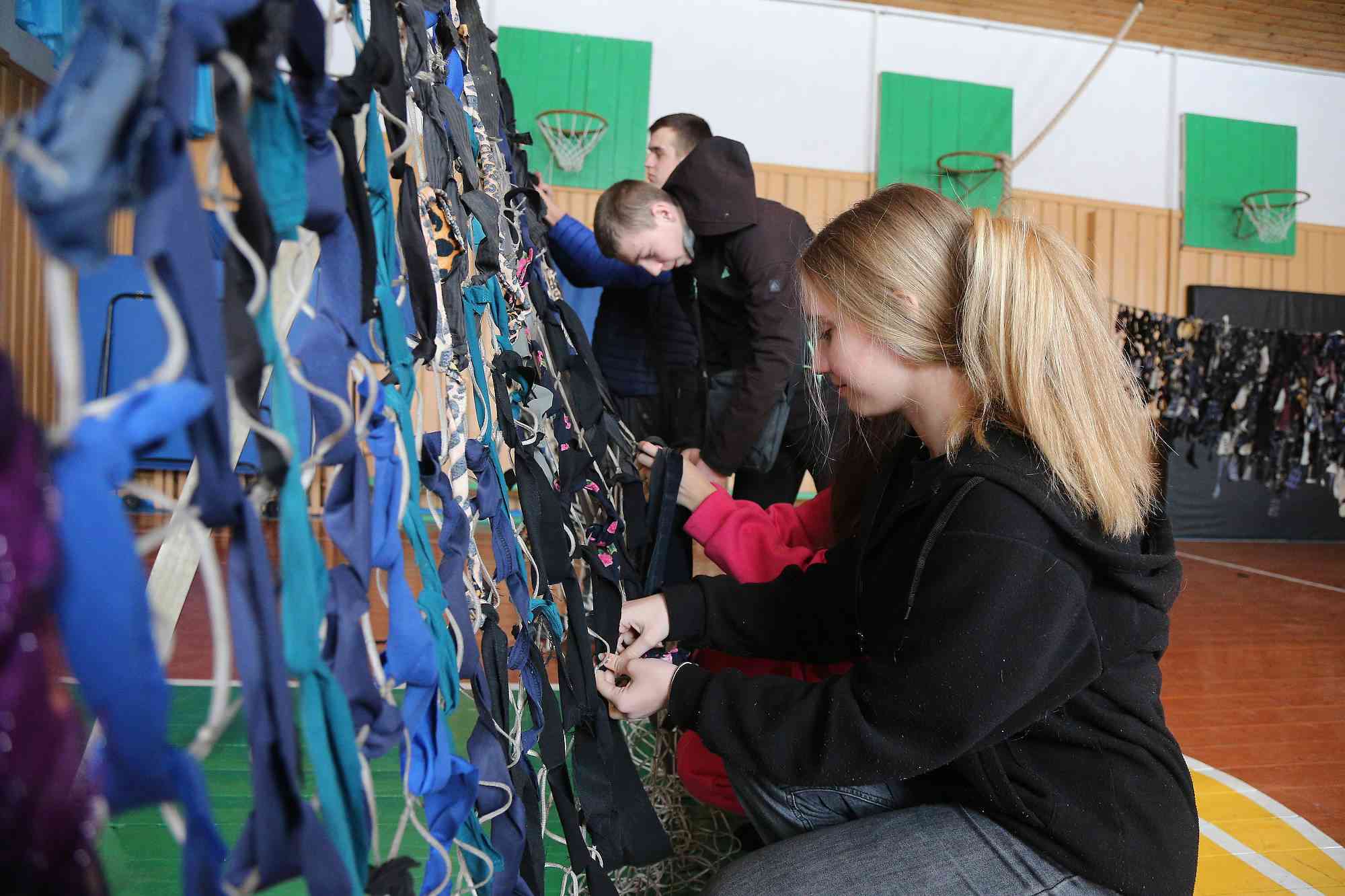 Молодь плете сітки, аби допомогти армії