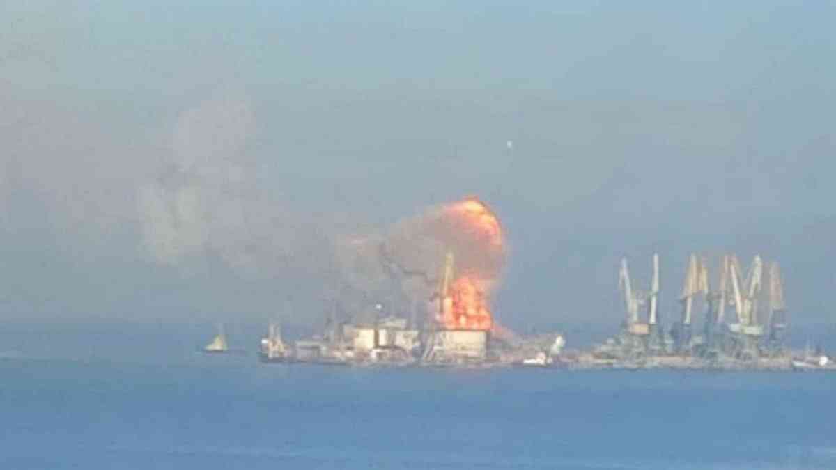 Корабель окупантів палає в порту Бердянська