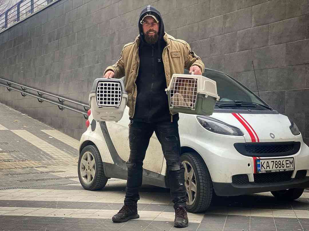Олексій Суровцев біля автівки з тваринами, врятованими на Київщині