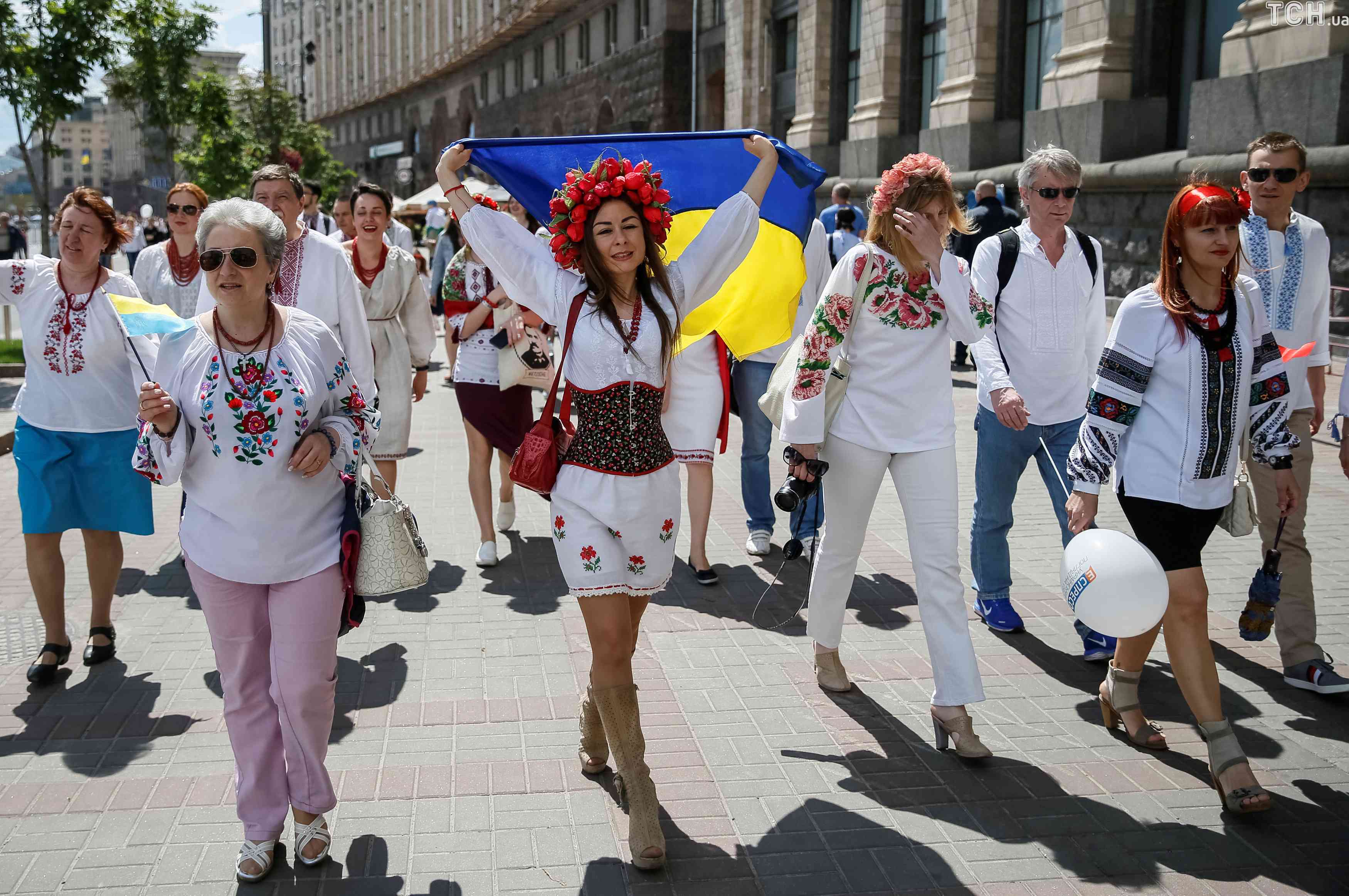 О чем говорят украинцы сегодня. Жители Западной Украины. День вышиванки. Украинцы люди. Праздник вышиванки в Украине.