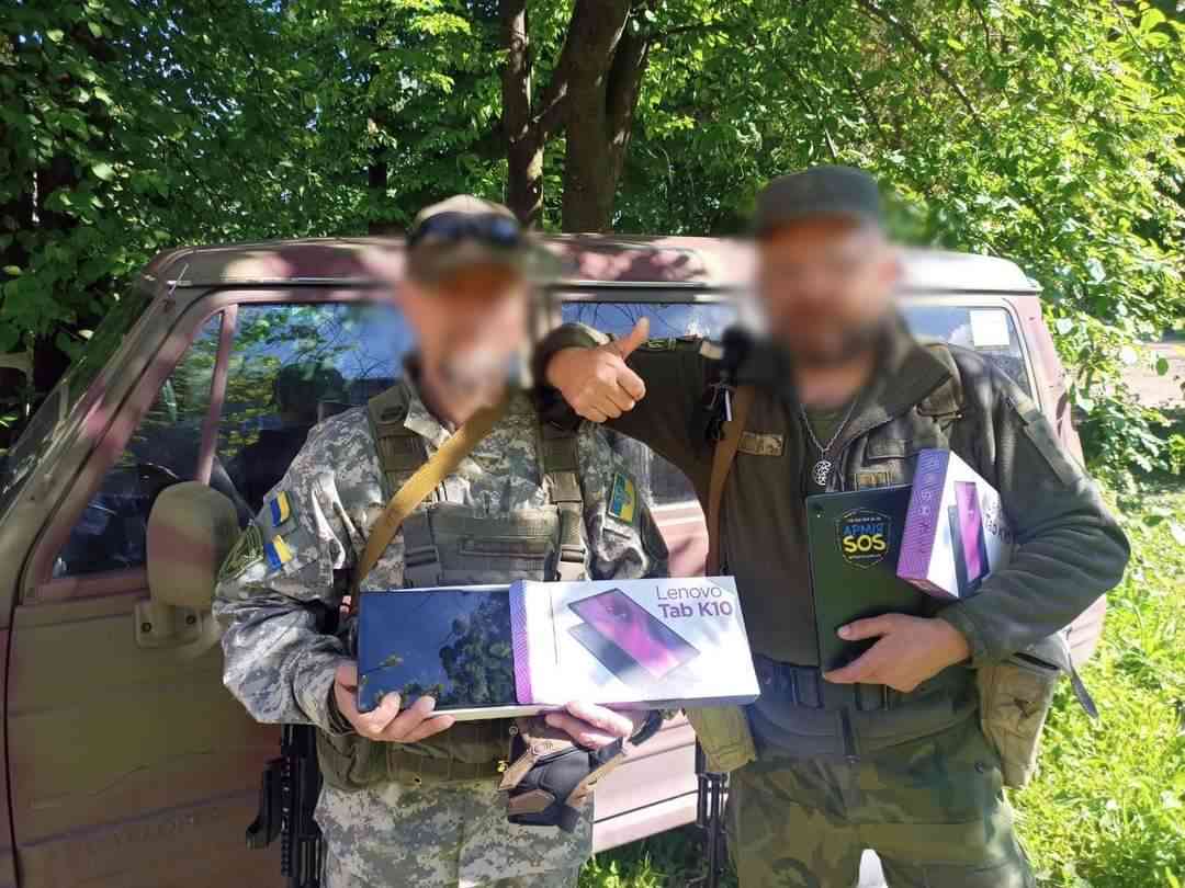 Військові ЗСУ з планшетами від Армія SOS