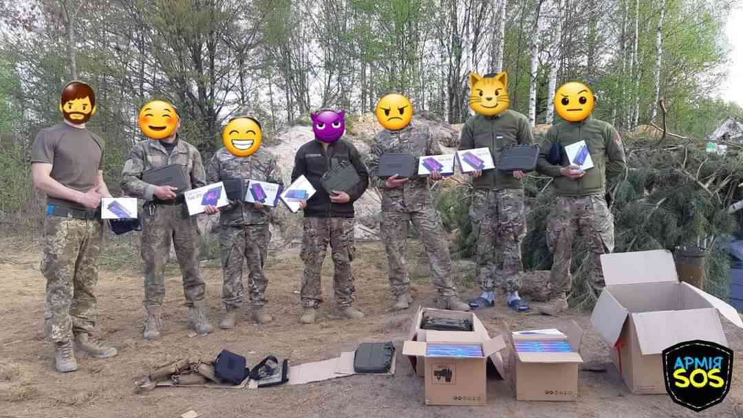 Бійці ЗСУ з планшетами, переданими волонтерами Армія SOS