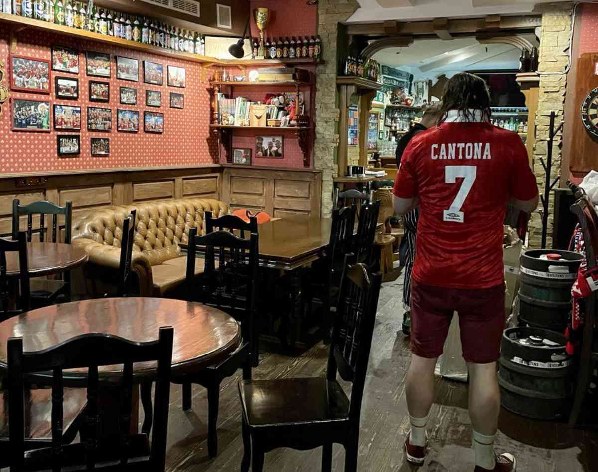 Власник Cantona Pub у футболці Манчестер Юнайтед