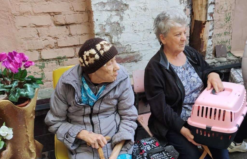 Мешканки Луганщини чекають на евакуацію