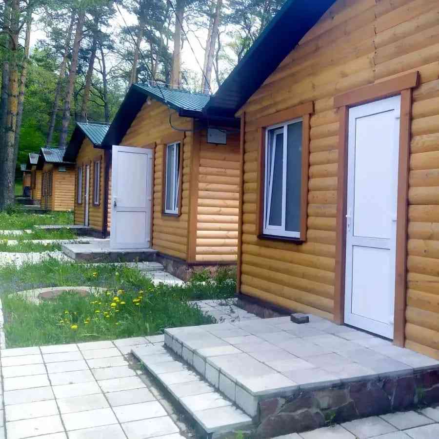 будинки для переселенців, які евакуювалися до Шумська