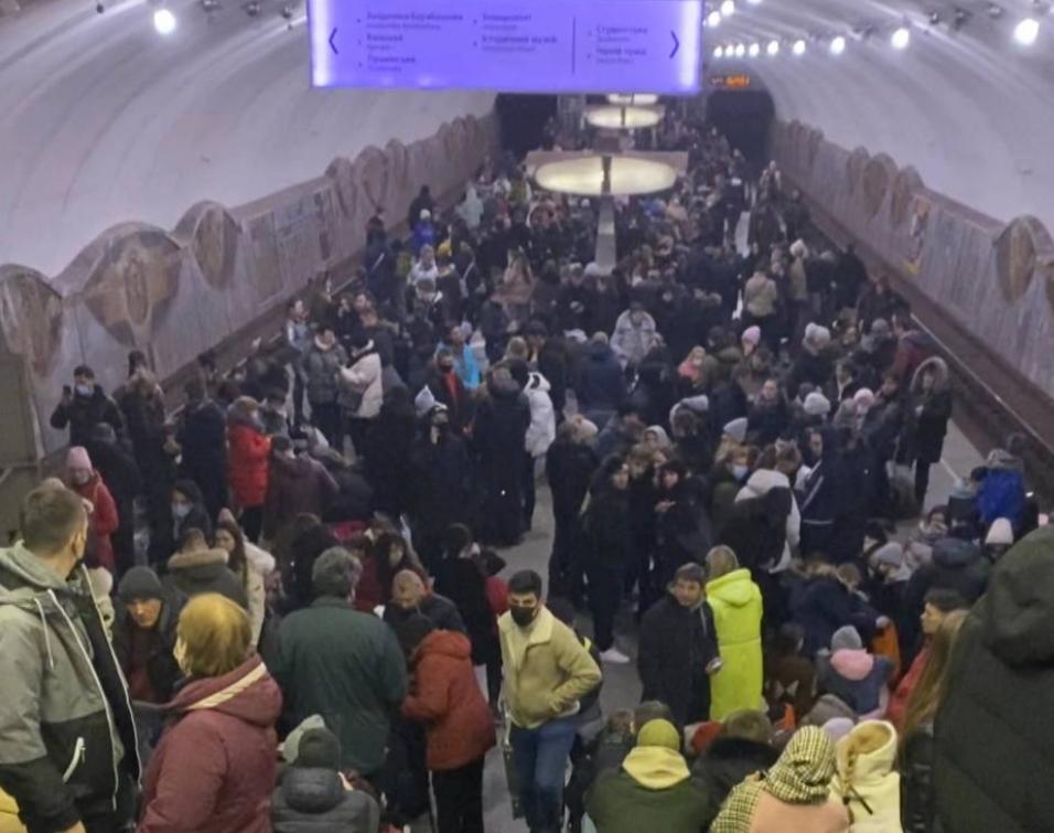 Війна в Харкові: переповнене метро в перші дні вторгнення