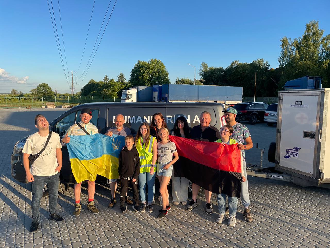 Волонтери з прапорами України