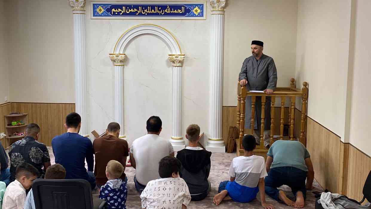 імам у мечеті