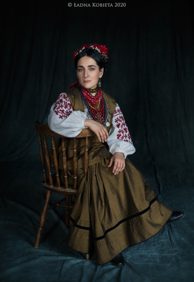 Жінка у вишиванці на стулі. Фото: етнофотографка Анна Сенік