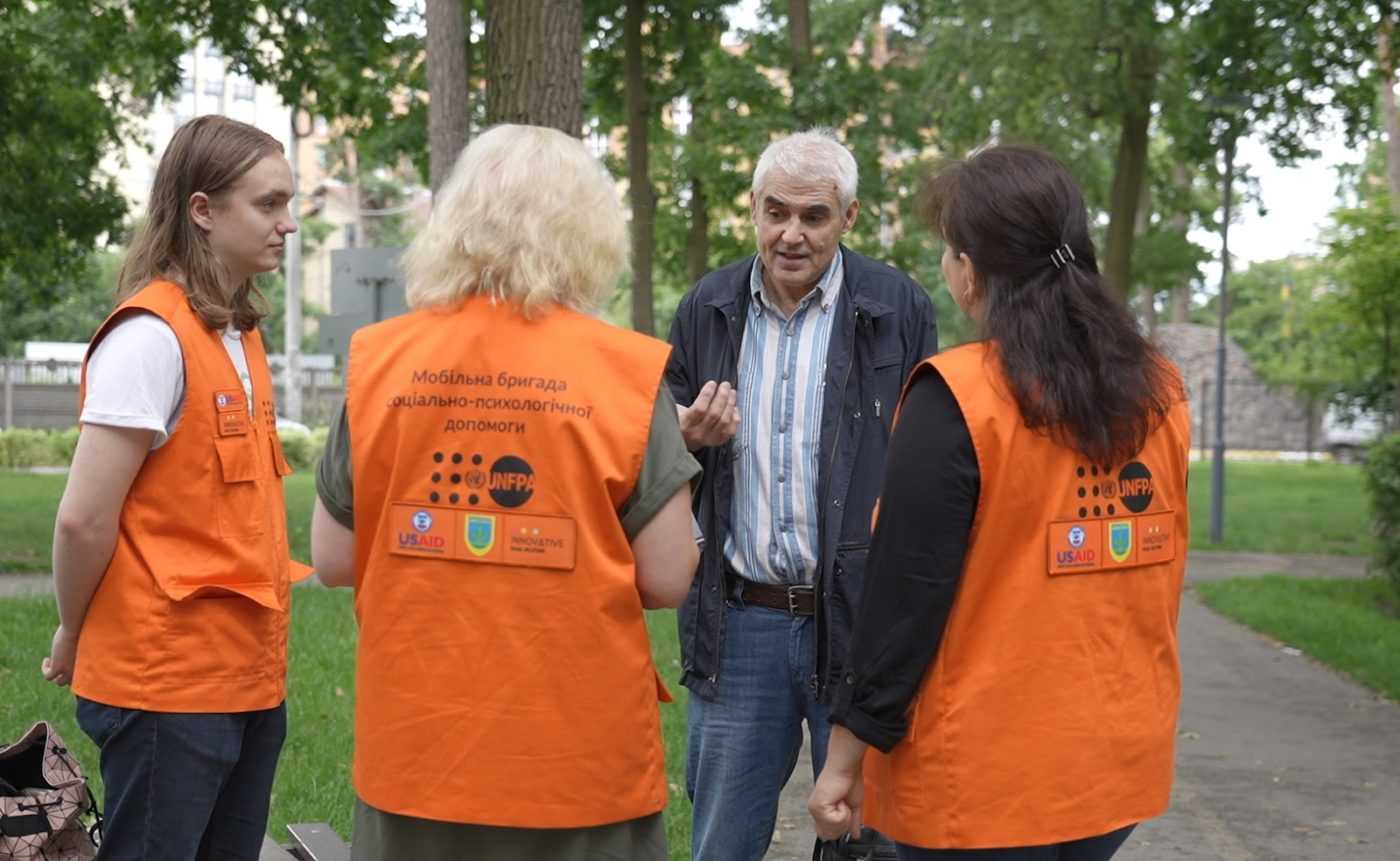 Мобільна бригада соціально-психологічної допомоги UNFPA в Ірпені під час роботи з клієнтом.