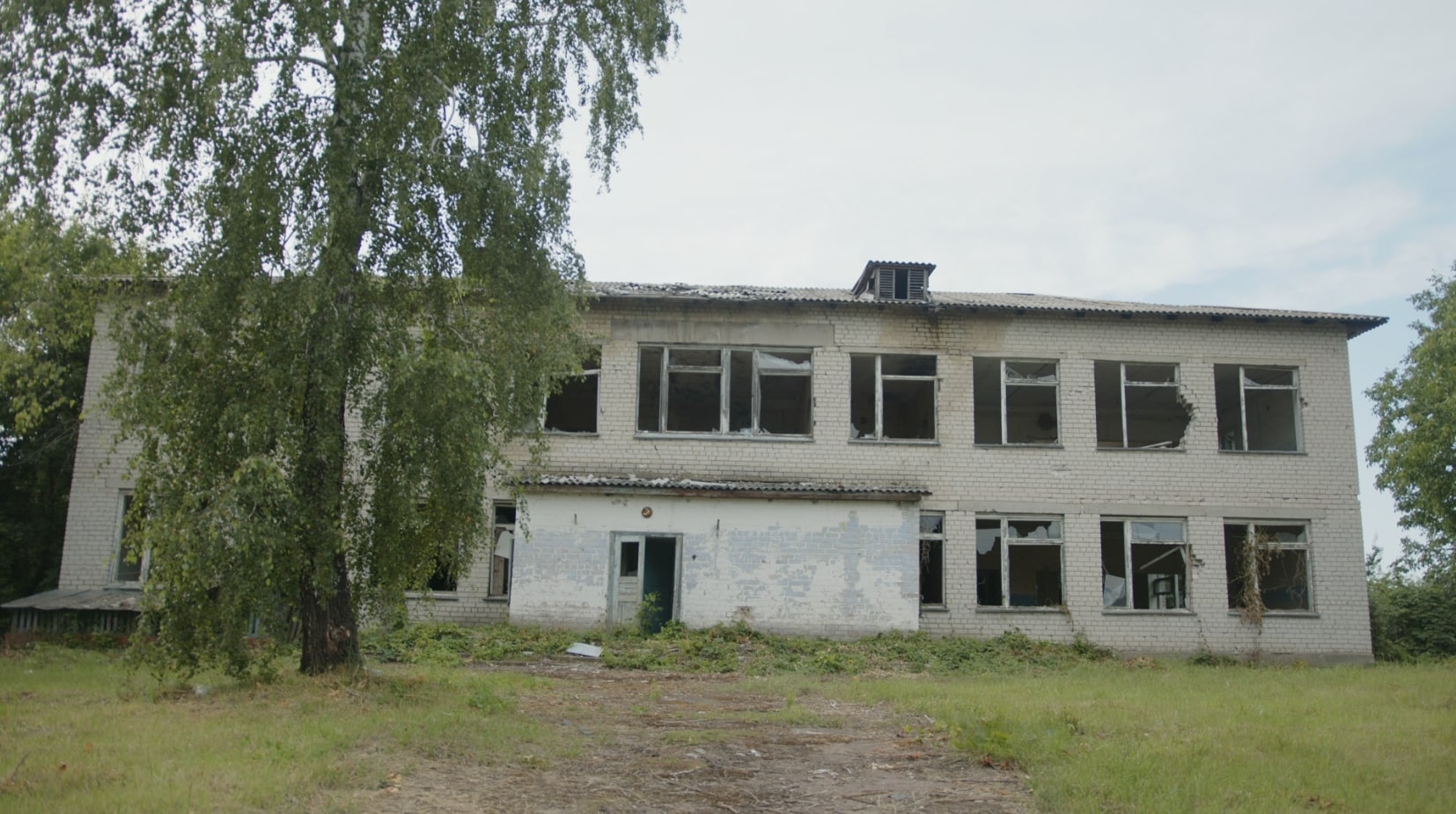 Зруйнована будівля Новобасанської ТГ